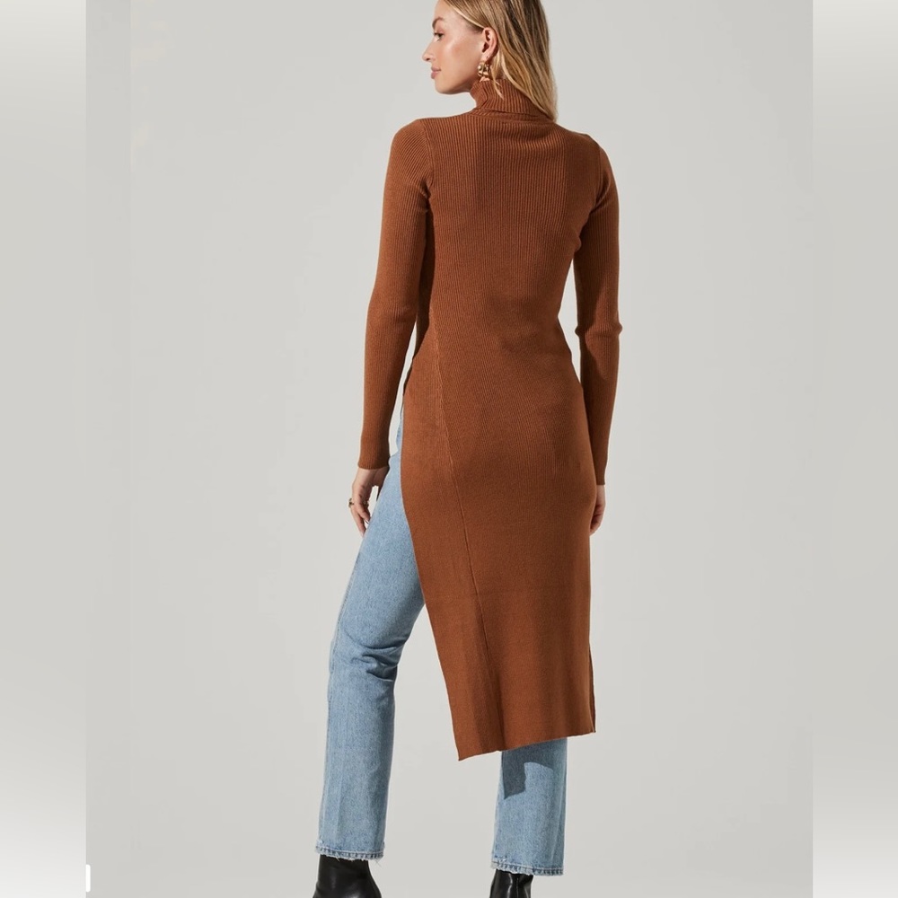 ASTR turtle neck slit sweater, size Medium, NWT